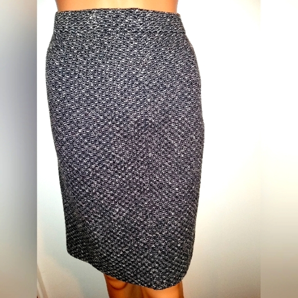 ST JOHN COLLECTION 8 TWEED BOUCLE BLACK WHITE NOVELTY KNIT SKIRT - Picture 5 of 5
